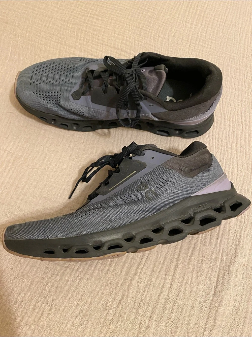 On Cloudstratus 3 running shoe in the Metal/Wisteria colorway 10.5  Women’s